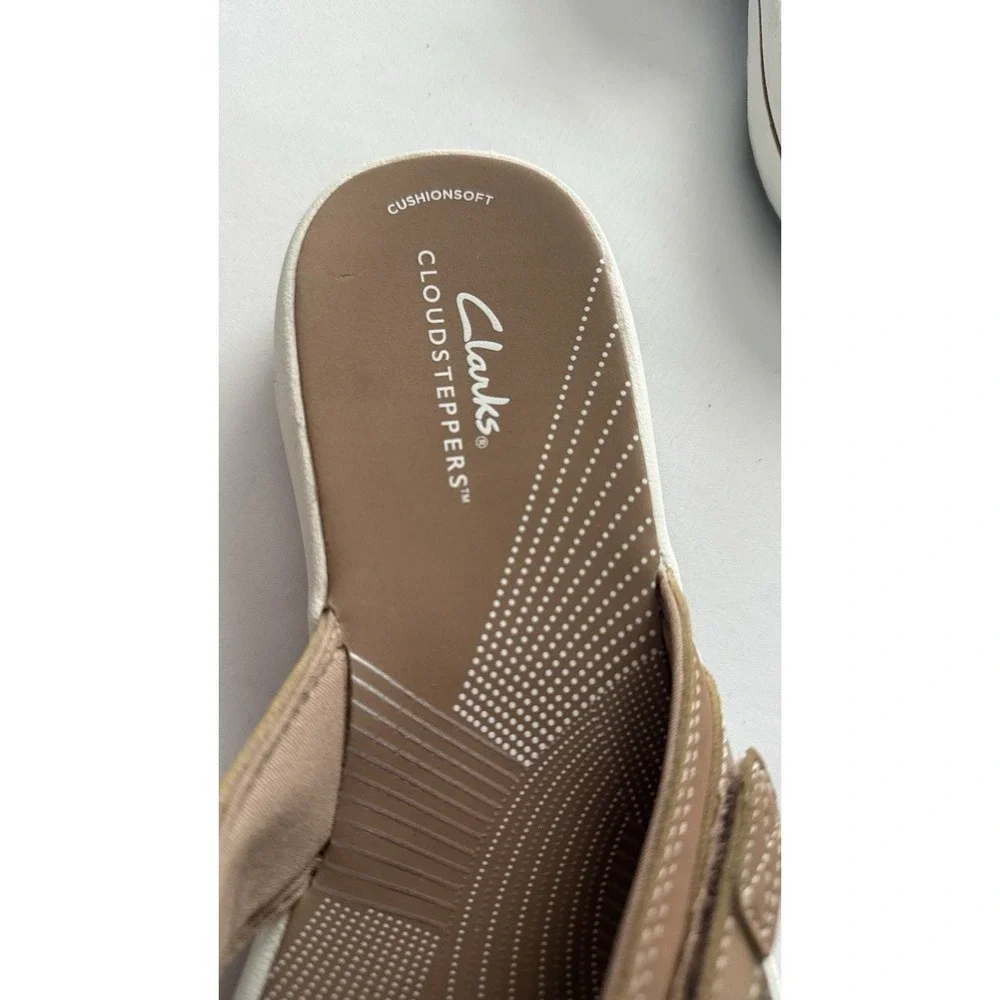 Clarks Cloudsteppers In A Size 6.5 Women's Slide with Adjustable Strap Tan Beige